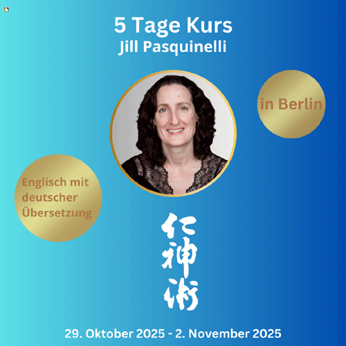 Porträt Jill Pasquinelli mit weiss-grauem Hintergund im Goldrahmen. Der Bildhintergund ist dunkelblau. Darauf ein weißer Schriftzug 5 Tage Kurs Jill Pasquinelli, Kanji 仁 Jin 神術 Shin 神術 Jyutsu in weiß und die Kursdaten vom 29.Oktober 2025 bis 2. November 2025. In zwei goldenen Kreisen, mit godlbrauner Beschriftung " in Berlin" und "Engllisch mit deutscher Übersetzung" Das Bild wurde von Susanne Hugo mit Canva erstellt, die Rechte am Portät von Jill Pasquinelli liegen bei ihr.