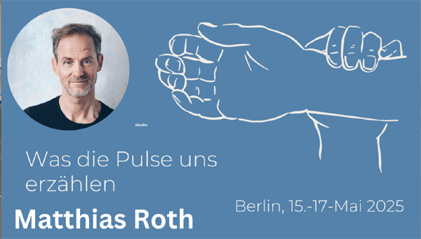 Das Bild zeigt ein Event-Plakat für den Themekurs mit Matthias Roth. Der Kurs „Was die Pulse uns erzählen“ und findet vom 15. bis 17. Mai 2025 in Berlin statt. Auf der linken Seite des Plakats ist ein Portätfoto von Matthias Roth zu sehen, der freundlich in die Kamera schaut. Auf der rechten Seite ist eine minimalistische Zeichnung einer Hand, die Pulse fühlt. Der Hintergrund ist blau, und der Text ist in weißer Schrift gehalten. Die Bildrechte liegen bei Matthias Roth, die Collage aus Porträtfoto und Bild wurde von Susanne Hugo mit Canva erstellt.